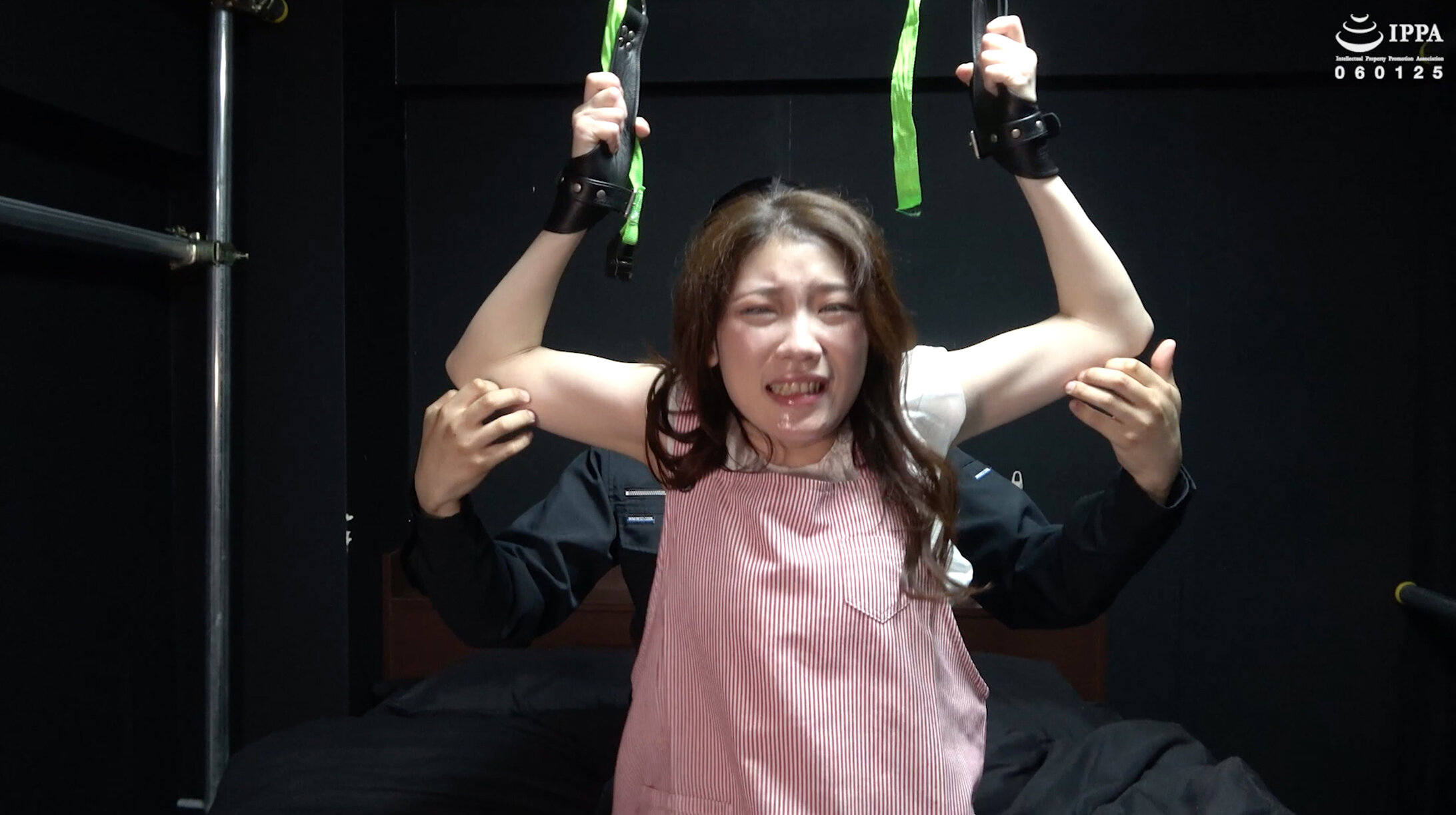 「エプロン姿で掃除する奥様にくすぐりイタズラ! 一本橋こちょこちょにも笑いもだえる様子を収めてみた」 わかしラボ Vol.023- 2 桧山ゆりか