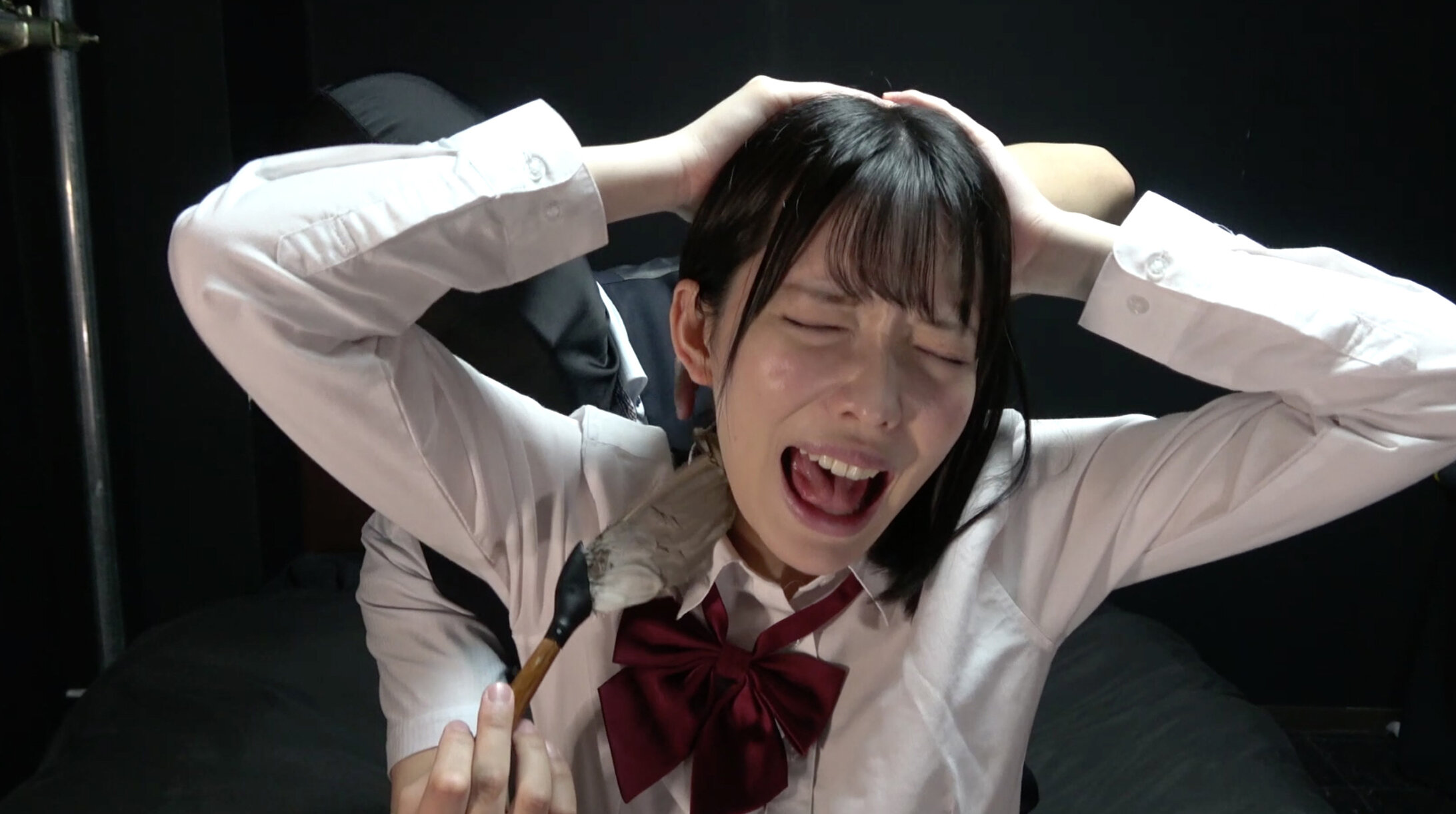 アイドルのくすぐりバラエティ!制服でくすぐりガマンゲーム! 宇佐美みおん