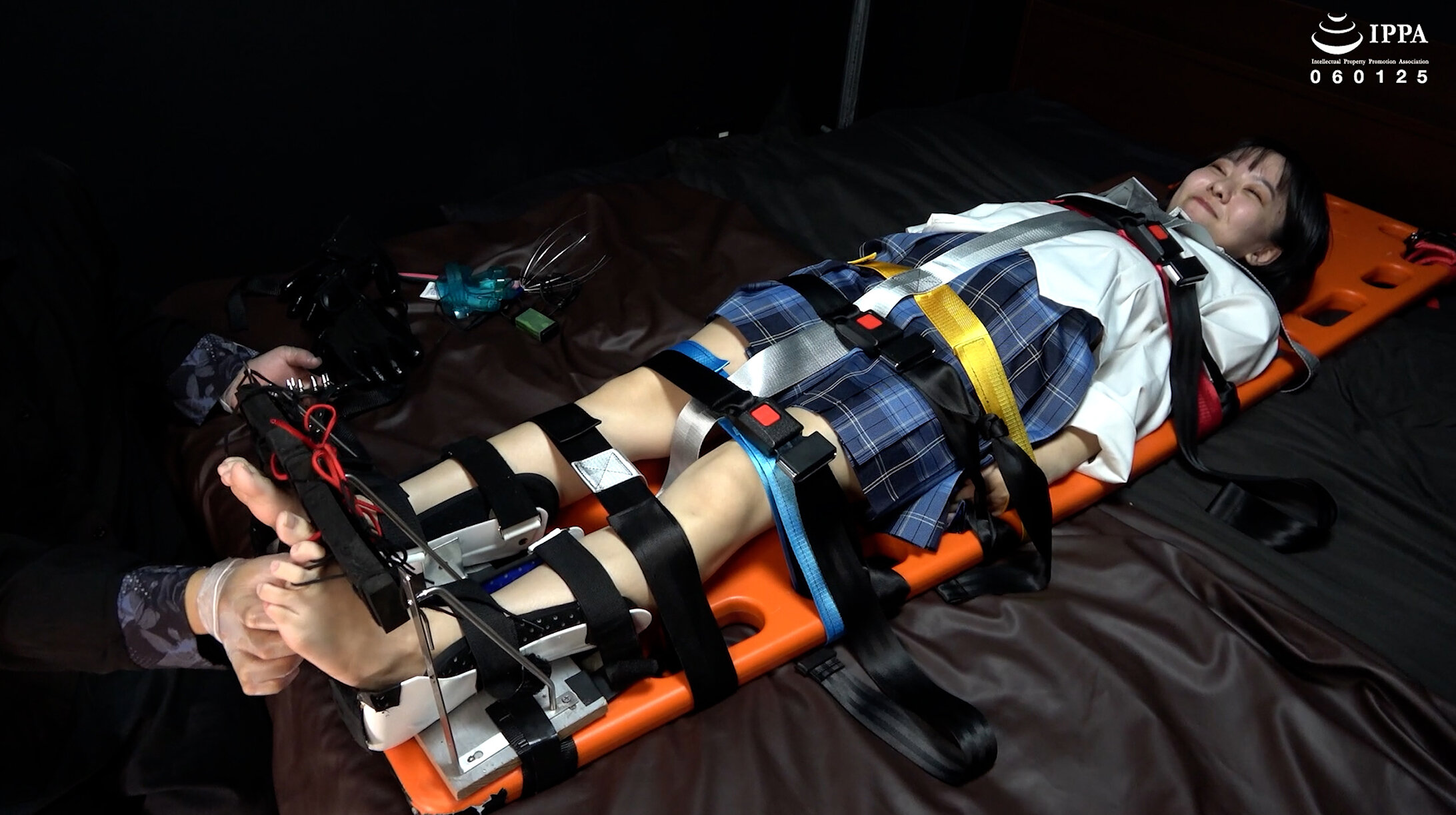 【足裏】「制服のまりちゃんに足枷拘束くすぐりで足裏開発!」WAKA-087加護まり 3