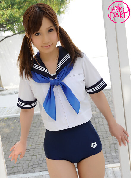 【お得】スク水美少女のWフェラ抜き。2本のチ○ポ登場、手コキと口で大きくして、初めての2本同時舐め。フェラ中に別のチ○ポで乳首弄られたり、おっぱい揉まれながらフェラ。1本目を顔射&お掃除フェラ、2本目を再び勃起させてフェラ。顔射&お掃除フェラ。 小島みなみ